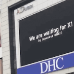 X1を応援する映像広告が新宿アルタ前に登場
